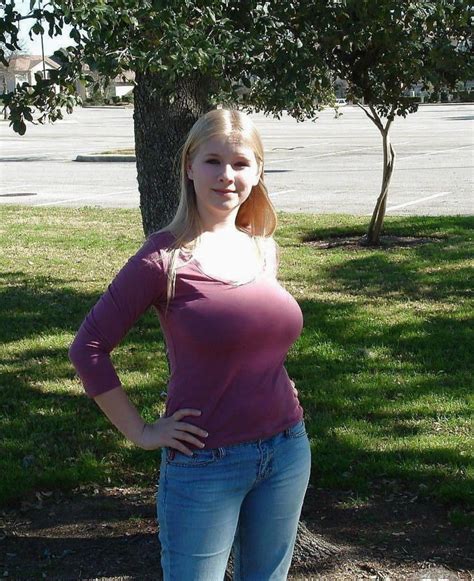 big boobs vid|A Cute Slim Latina Girl Walks Outdoors and Flashes Her Big。